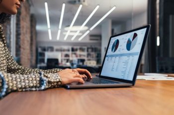 Data Analytics and Artificial Intelligence in Human Resources Management